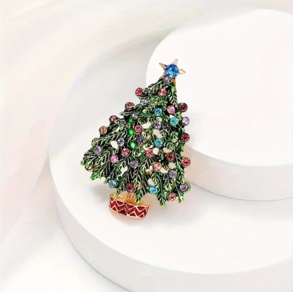Festive Christmas Tree Brooch with Multicolor Accents Xmas Holidays Navidad BNWT